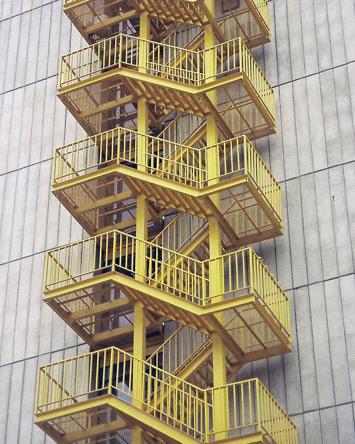 thi công cầu thang thoát hiểm pccc